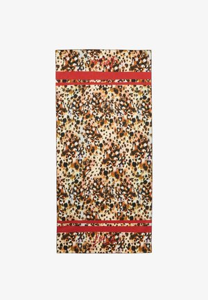 Asciugamano da spiaggia con stampa leopardata caratterizzato da una texture morbida, una combinazione di tonalità marroni e crema, e strisce rosse con logo.