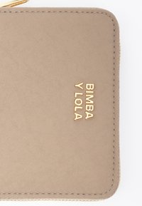 Cartera de textura marrón con el logo dorado "BIMBA Y LOLA". Presenta un diseño limpio, cremallera suave y bordes cosidos, realzando su estética minimalista.