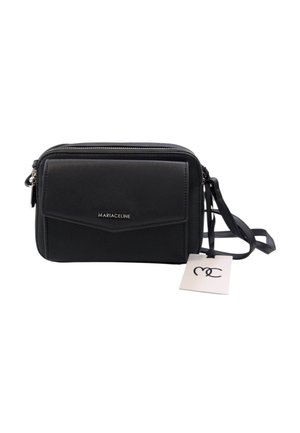 Borsa a tracolla nera realizzata in materiale sintetico testurizzato, con una tasca frontale, dettagli in metallo argentato e un'etichetta con il marchio. Incluso un cinturino regolabile.