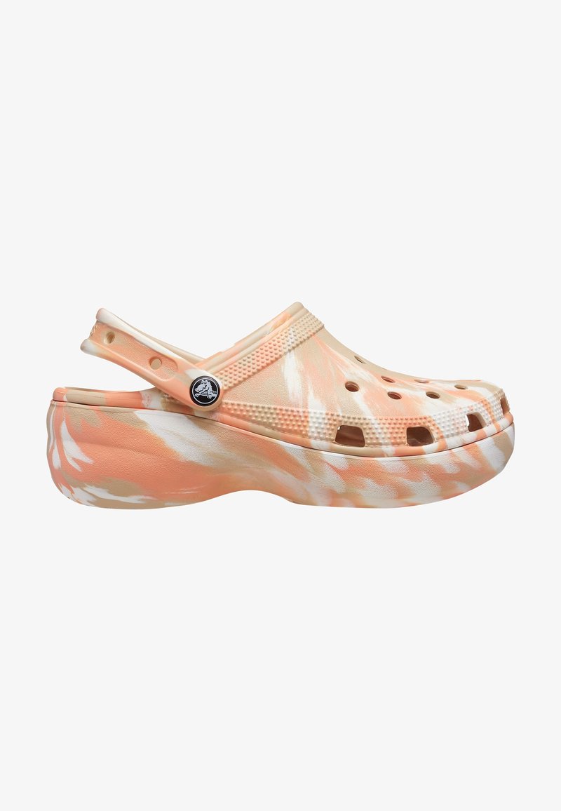 Sabots tie-dye pêche et blanc avec des trous de ventilation, une bride texturée et une semelle épaisse, montrés de profil sur fond blanc.