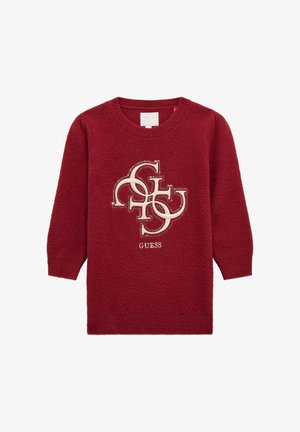 Un pull en tricot rouge avec un col rond, des manches longues et une finition texturée. Accent logo doré au centre avec le nom de la marque "GUESS" en dessous.