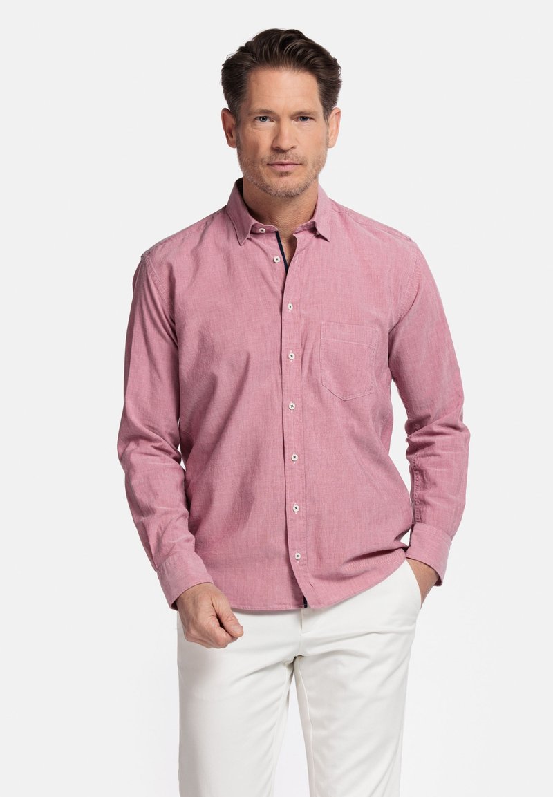 Rode gingham blouse met lange mouwen, knoopsluiting, enkele borstzak en een zachte, textuurachtige stof. G gedragen met witte broeken.