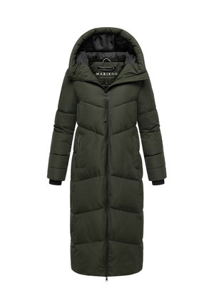 Ciemnozielony, długi, ocieplany płaszcz zimowy z kapturem, zapinany na zamek z przodu, z bocznymi kieszeniami i ściągaczami na mankietach, zaprojektowany z myślą o ciepłu i użytkowaniu na zewnątrz.