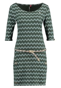 Zielona sukienka w jaskrawe wzory z błękitnym zygzakiem, rękawy 3/4, okrągły dekolt, pleciony pasek i dekoracyjne guziki po bokach.