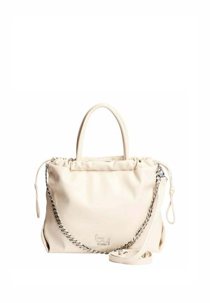 Borsa a mano in pelle morbida color crema con manici superiori, tracolla a catena argento, chiusura con coulisse e tracolla lunga rimovibile.
