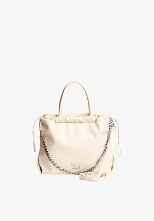 Borsa a mano in pelle morbida color crema con manici superiori, tracolla a catena argento, chiusura con coulisse e tracolla lunga rimovibile.