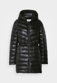 Manteau en duvet noir avec capuchon, doté d'une fermeture éclair, d'une taille cintrée et d'un motif matelassé en chevrons pour une texture supplémentaire. Deux poches latérales visibles.