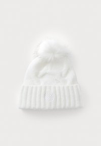 Gorro de punto blanco con puño acanalado y un pom-pom esponjoso en la parte superior, que cuenta con un discreto logo bordado en la parte frontal.