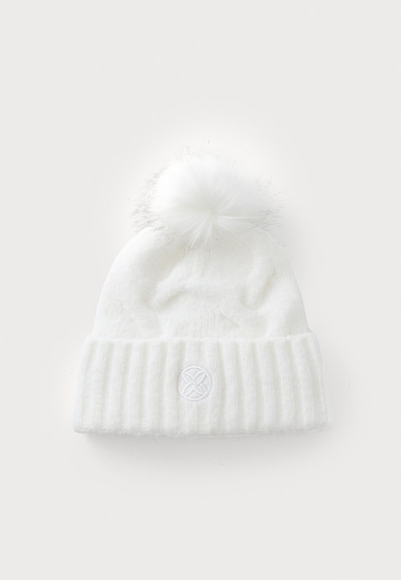 Gorro de punto blanco con puño acanalado y un pom-pom esponjoso en la parte superior, que cuenta con un discreto logo bordado en la parte frontal.