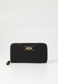 Cartera de cuero negro con herrajes en tono dorado, que presenta un detalle central con el logo y un cierre de cremallera. Textura suave y forma rectangular.