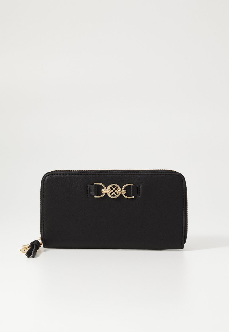Cartera de cuero negro con herrajes en tono dorado, que presenta un detalle central con el logo y un cierre de cremallera. Textura suave y forma rectangular.