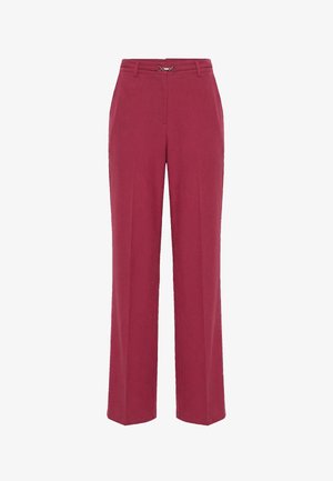 Dámské kalhoty s vysokým pasem a rovnými nohavicemi v tmavě červené barvě s úzkým páskem se stříbrnou sponou na pasu.
