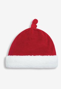 Rød julehat i plyststof med en hvid kunstpelskant og en knude i toppen. Blød tekstur og rund form.