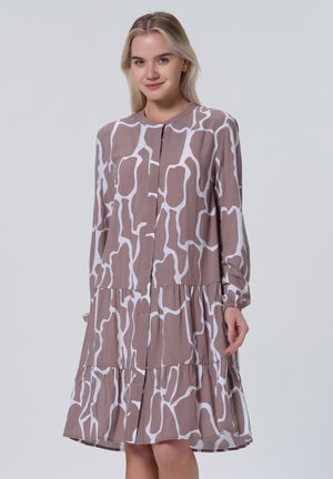 Vestito a righe marrone e bianco con maniche lunghe, chiusura a bottoni, design a strati e texture di tessuto morbida. Vestibilità casual e rilassata.