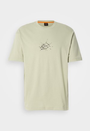 Camiseta de algodón verde clara con mangas cortas y cuello redondo. Presenta un gráfico de salpicaduras negras con la palabra "BOSS" en el centro.