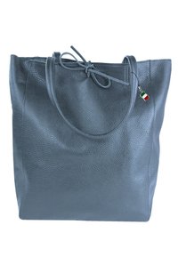 Grijze leren totebag met een getextureerde oppervlakte, ronde handvatten en een gestrikt sluiting. Heeft een klein charms met de Italiaanse vlag.