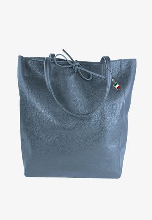 Sac fourre-tout en cuir gris avec une surface texturée, des poignées arrondies et une fermeture nouée. Comprend un petit pendentif en forme de drapeau italien.