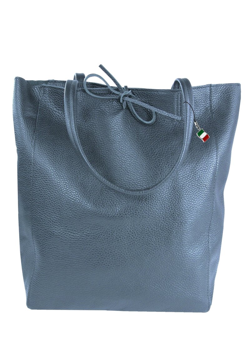 Grijze leren totebag met een getextureerde oppervlakte, ronde handvatten en een gestrikt sluiting. Heeft een klein charms met de Italiaanse vlag.
