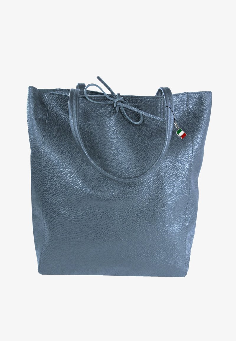 Graue Leder-Tote mit strukturierter Oberfläche, abgerundetem Griff und gebundenem Verschluss. Sie verfügt über einen kleinen Charm mit italienischer Flagge.