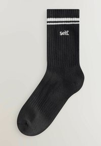 Mustad must sokid ribatud tekstuuri ja valge "self." logo ning kahe valge triibuga ülaosas. Standardne meeskonna kõrgus.