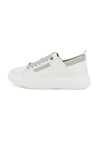 Sneakers bianchi in pelle con una superficie texture, dettagli grigi e una suola rotonda e imbottita. Presentano lacci piatti e un'etichetta sul retro.