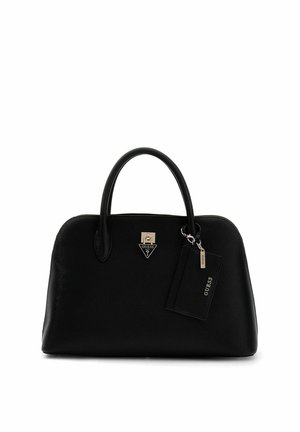 Sac à main noir texturé avec deux poignées, plaque de logo triangulaire Guess, et étiquette de marque Guess attachée sur fond blanc.