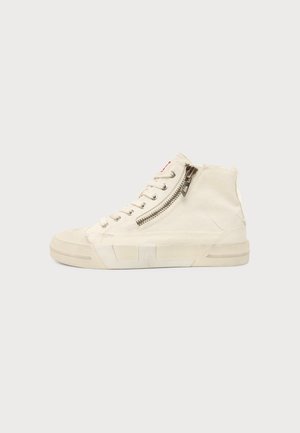 Weißer High-Top-Canvas-Sneaker mit Schnürsenkeln und seitlichem Reißverschluss auf schlichtem hellgrauem Hintergrund.