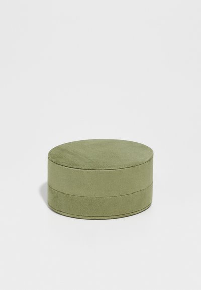 Caja de almacenamiento redonda de textura suave, color verde oliva, con un acabado liso y sin hardware visible. Diseño sin costuras para una simplicidad estética.