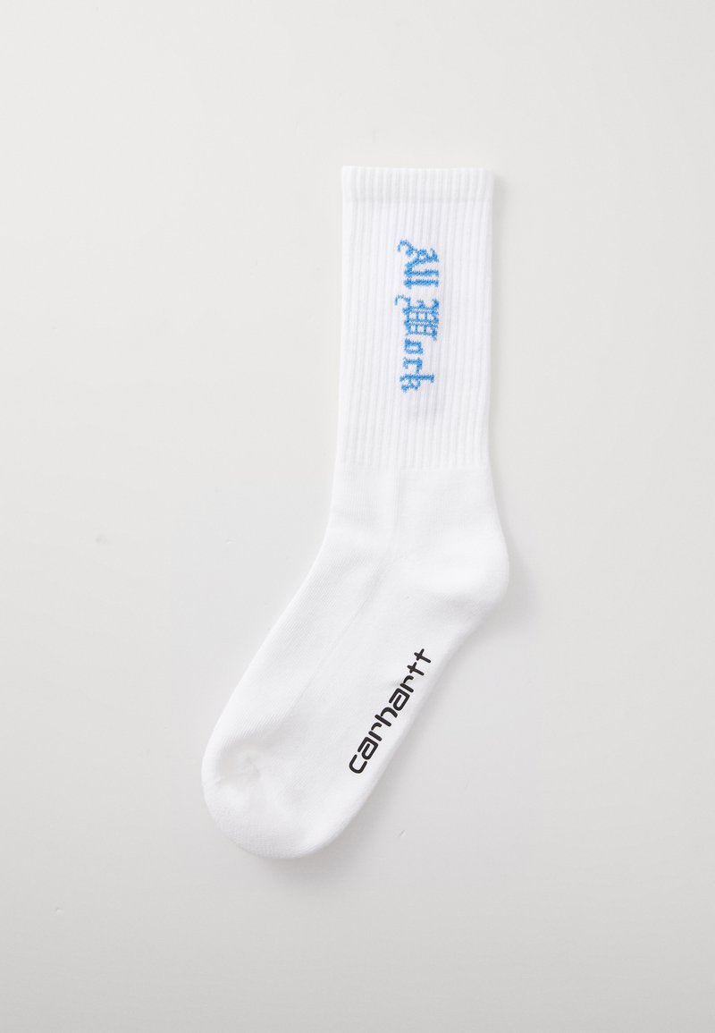 Witte katoenen sokken met ribbeltextuur. Heeft blauwe geborduurde tekst en een zwart logo op de zool. Standaard sportief ontwerp.