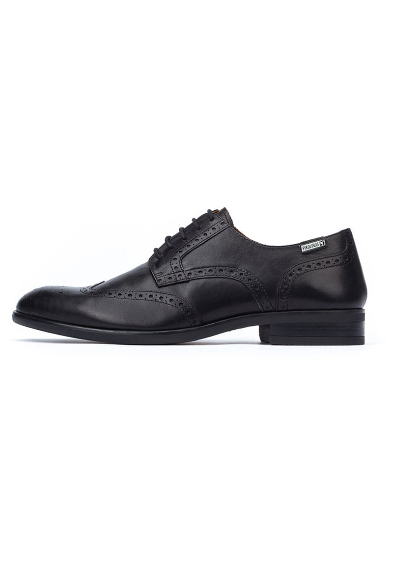 Scarpe da uomo in pelle nera con dettagli brogue, punta arrotondata e tacco basso e elegante. I lacci si estendono dall'apertura della scarpa.