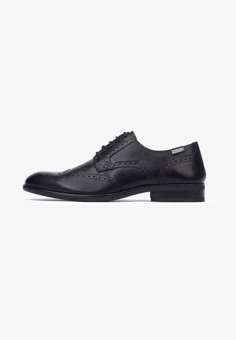 Scarpe da uomo in pelle nera con dettagli brogue, punta arrotondata e tacco basso e elegante. I lacci si estendono dall'apertura della scarpa.