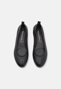 Ballerines en cuir noir avec bouts ronds, bord élastique et languettes, taille 37, avec le nom de la marque "Tamaris" à l’intérieur.