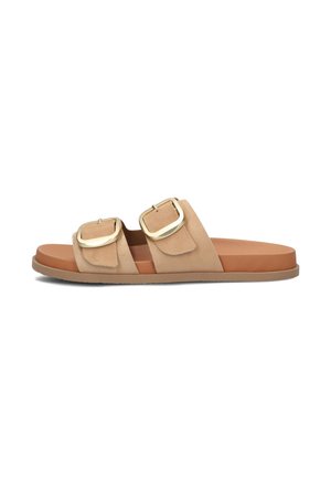 Tan suède instapsandalen met twee brede banden met gouden gespen, een platte bruine zool en een gladde textuur overal.