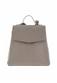 Sac à dos en cuir taupe avec une poignée supérieure, fermeture à rabat et nom de marque subtilement embossé à l'avant.