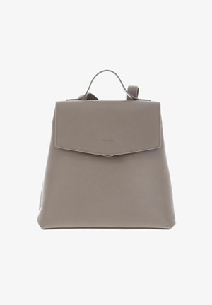 Sac à dos en cuir taupe avec une poignée supérieure, fermeture à rabat et nom de marque subtilement embossé à l'avant.