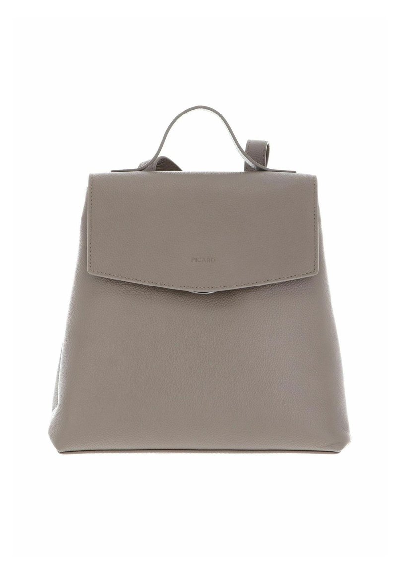 Sac à dos en cuir taupe avec une poignée supérieure, fermeture à rabat et nom de marque subtilement embossé à l'avant.