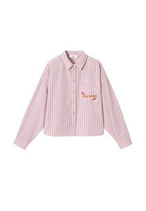 Chemise rose à manches longues avec boutons, rayures verticales, poche poitrine brodée de "SOUL SISTERS" et trois étoiles rouges.