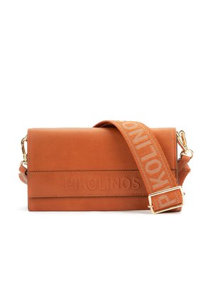 Sac bandoulière rectangulaire en cuir beige avec logo "PIKOLINOS" embossé et large sangle en tissu ajustable avec logo assorti et quincaillerie dorée.