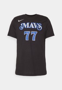 Czarny bawełniany t-shirt z napisem "MAVS" w stylizowanym niebiesko-białym kroju oraz numerem "77" w niebieskim kolorze z siateczkową teksturą. Logo Nike na ramieniu.