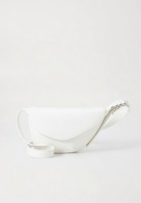 Mala tiracolo em couro branco com formato curvo, fecho de aba magnético e alça ajustável. Textura lisa e design minimalista.