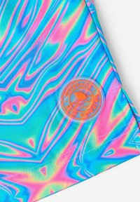 Spalvinga maudymosi audinys su bangų raštu mėlynos, rožinės ir žalios spalvų. Įtrauktas oranžinis apvalus logotipas su ryklių dizainu.