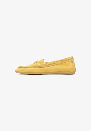 Mocasines de ante amarillo con puntera redonda, costuras superiores, tira decorativa y detalles metálicos. Cuentan con una suela de goma flexible.
