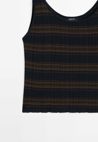 Débardeur sans manches en tricot ribbé avec des rayures horizontales marron foncé et noires, encolure ronde et ourlet droit.