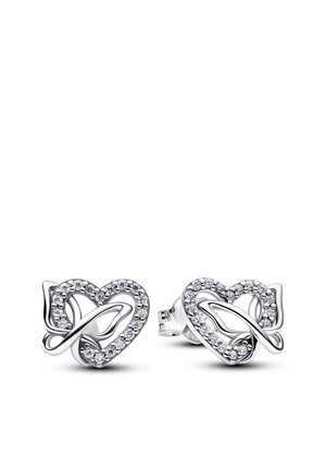 Orecchini a forma di cuore in argento con piccole pietre bianche rotonde e un motivo di nastro fluente intrecciato su sfondo bianco.