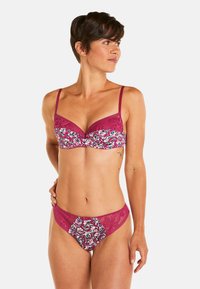 Ensemble soutien-gorge et bikini mauve avec un tissu floral sur les bonnets et à l'avant, texture en dentelle, bretelles ajustables et une coupe taille mi-haute.