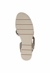 Hnědé sandály s texturovanou podrážkou, nastavitelnými popruhy a minimalistickým designem. Velikost 37. Podešev má vodorovné drážky pro lepší úchop.