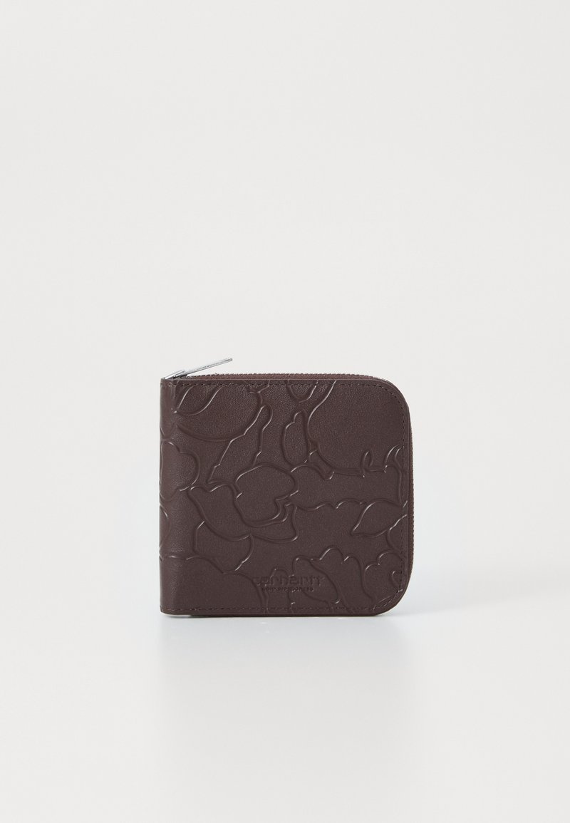 Portefeuille en cuir marron avec un motif floral en relief, de forme carrée, fermeture zippée et texture lisse. Le logo de la marque est visible à l'avant.