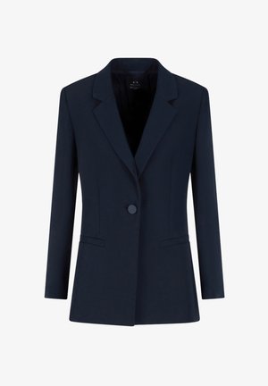 Blazer blu navy con rever a punta, chiusura a un bottone e due tasche laterali. Vestibilità su misura con texture liscia e linee pulite.