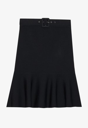 Jupe noire mi-longue avec ceinture et boucle à la taille, ourlet évasé à volants, texture tricotée unie.
