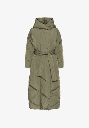 Cappotto puffo lungo di colore verde oliva con cappuccio, vita aderente grazie a una cintura coordinata e motivo a chevron sul tessuto.